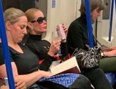 Viral: Η κυρία με στιλ Αννα Γουίντορ που πίνει τζιν τόνικ σε κολωνάτο ποτήρι μέσα στο μετρό (φωτο)